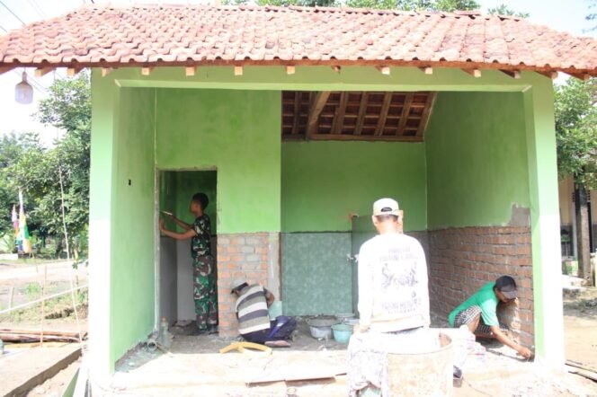 
					Satgas TMMD ke-125 Kerjakan Pengecatan dan Pemasangan Keramik Dinding MCK di Kampung Moris Jaya