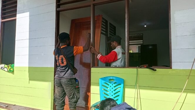 
					Finishing Rumah Pastori TMMD 125 Nabire Terus Dikebut Satgas dan Warga