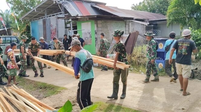 
					Satgas TMMD dan Warga Lakukan Gotong Royong Bangun RTLH
