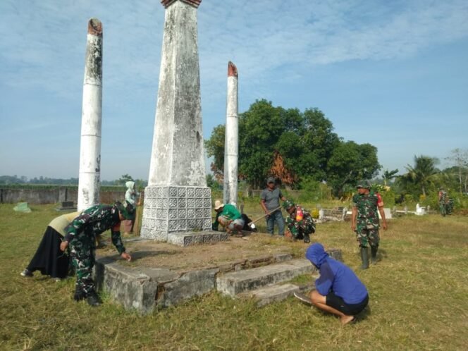 
					Sambut HUT RI ke 80, Personel Koramil 1426-04/Galesong Bersama Warga Kerja Bakti Bersihkan TMP