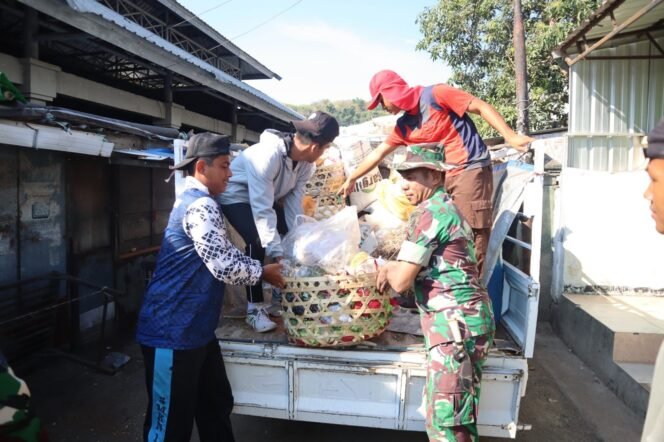
					Satgas TMMD ke-125 Bersama Warga Bersihkan Pasar Alas Demi Lingkungan Sehat