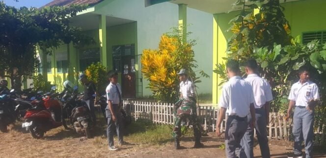 
					Ajarkan Sadar Kebersihan Sejak Dini, Koramil 1426-01/Polut Gandeng Siswa SMKN 6 Kerja Bakti