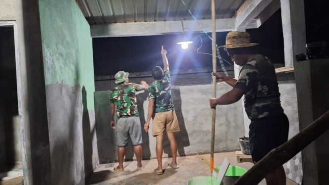 
					Demi Target TMMD 125, Satgas Kodim Kendari Lembur Bangun MCK Bersama Warga Asinua