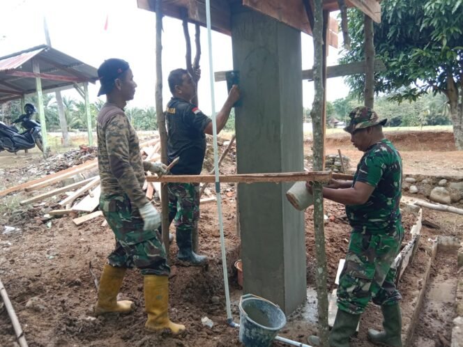 
					Permukaan Tiang Penampungan Air Dirapikan dengan Pengacian untuk Perkuat Struktur Sumur Bor TMMD 125