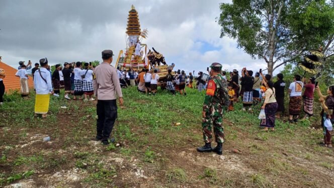 
					Ada Dan Bermanfaat, Babinsa Koramil Nusa Penida Pastikan Ngaben Massal Serentak Di Tiga Desa Aman Dan Lancar