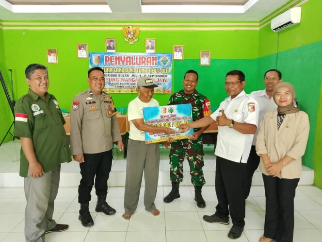 
Babinsa dan Bhabinkamtibmas Dampingi Penyaluran BLT-DD Tahap III di Kampung Warga Indah Jaya