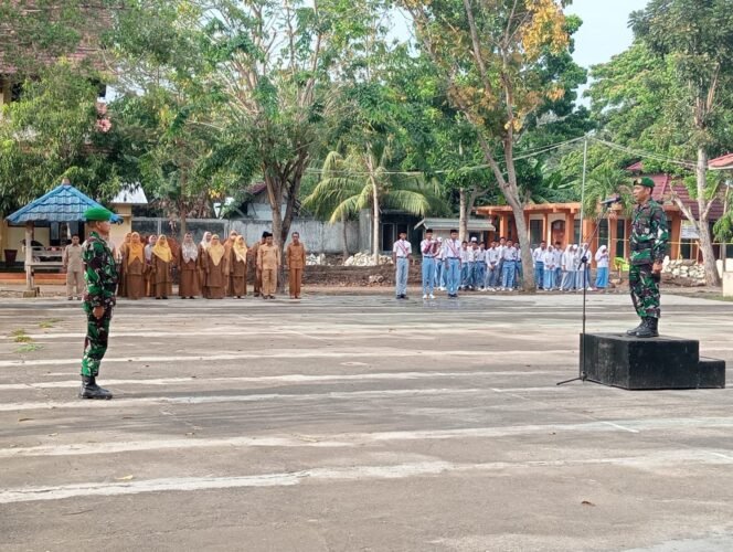 
					Babinsa Koramil 01 Dompu Tanamkan Disiplin dan Wawasan Kebangsaan di SMA Negeri 2 Dompu