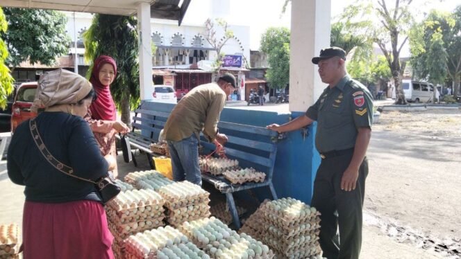 
					Babinsa Pantau Harga Sembako di Pasar Pangkajene