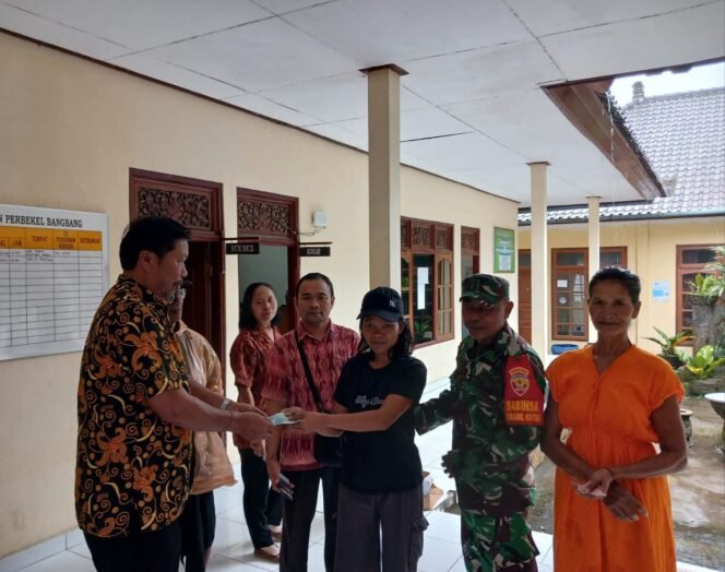 
					Babinsa Desa Bangbang Dampingi Penyaluran BLT-DD, Pastikan Tepat Sasaran