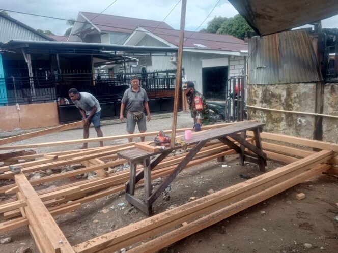 
PASCA KEBAKARAN, BABINSA BANTU WARGA KARYA BHAKTI PEMBUATAN KUSEN