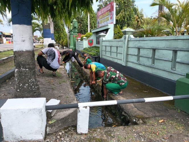 
					Cegah Banjir dan DBD, Kodim 1420/Sidrap Gelar Karya Bakti Bersihkan Saluran Air