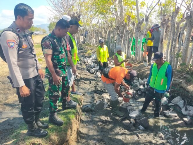 
					Babinsa Hu’u Dampingi Peletakan Batu Pertama Pembangunan Irigasi P3TGAI