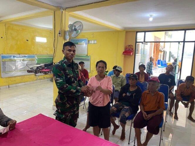 
					Beri Pendampingan, Babinsa Batukandik Pastikan BLT DD Tersalur Ke Warga Penerima Manfaat