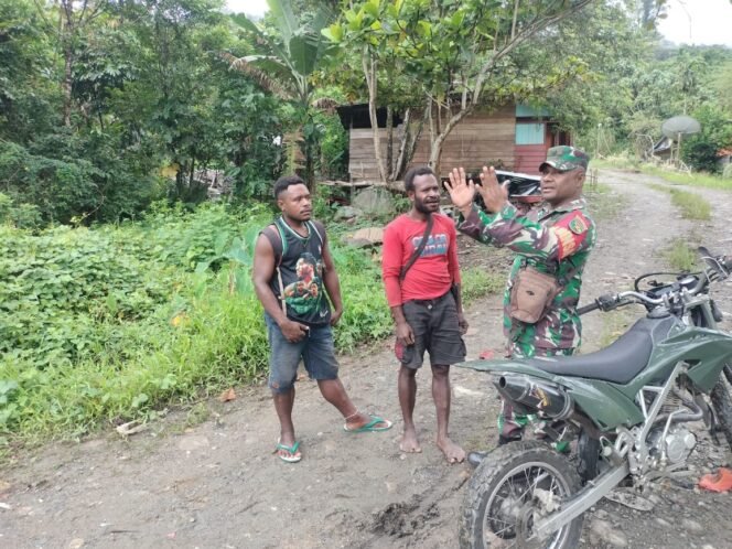 
					Jalin kedekatan dengan warga, Babinsa aktif melaksanakan Komsos diwilayah binaan