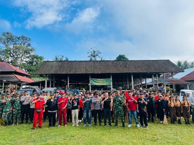 
HUT ke-80 TNI, Kodim 1626/Bangli Gelar Bakti Teritorial Bersihkan Pasar Desa Peninjoan