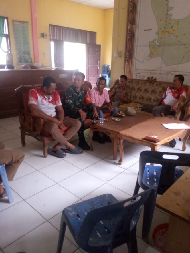 
					Babinsa Koramil 02/Woyla Laksanakan Komsos dengan Tokoh Masyarakat di Wilayah Binaannya