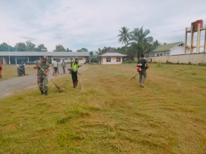 
					Sambut Tradisi Maulid Nabi, Babinsa Koramil 04/Meureubo Bersama Warga Gotong Royong Bersihkan Lingkungan Desa