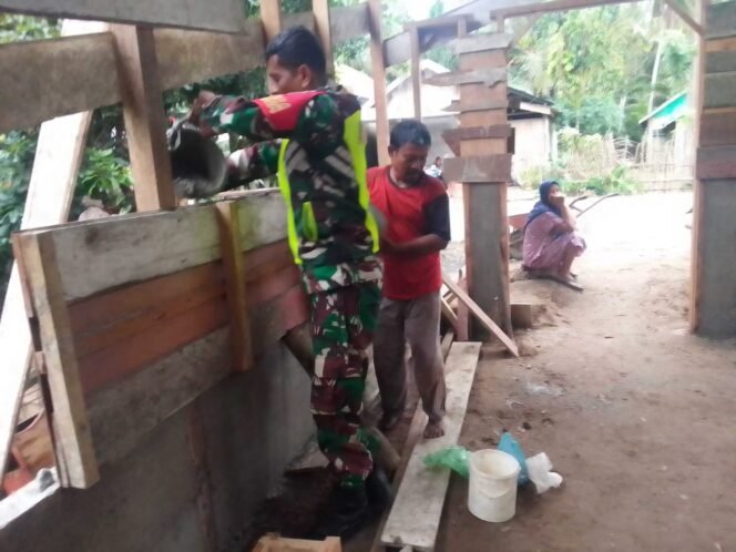 
					Babinsa Koramil 08/Arongan Lambalek Turut Bantu Warga Percepat Pembangunan Rumah di Desa Alue Bagok