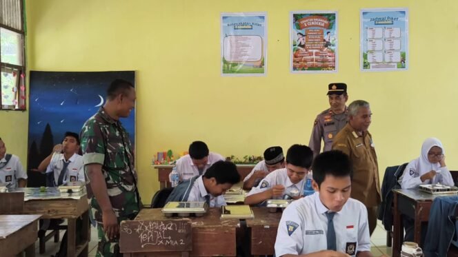 
					Keterlibatan TNI-Polri dalam Program Makan Bergizi Gratis Berjalan Lancar