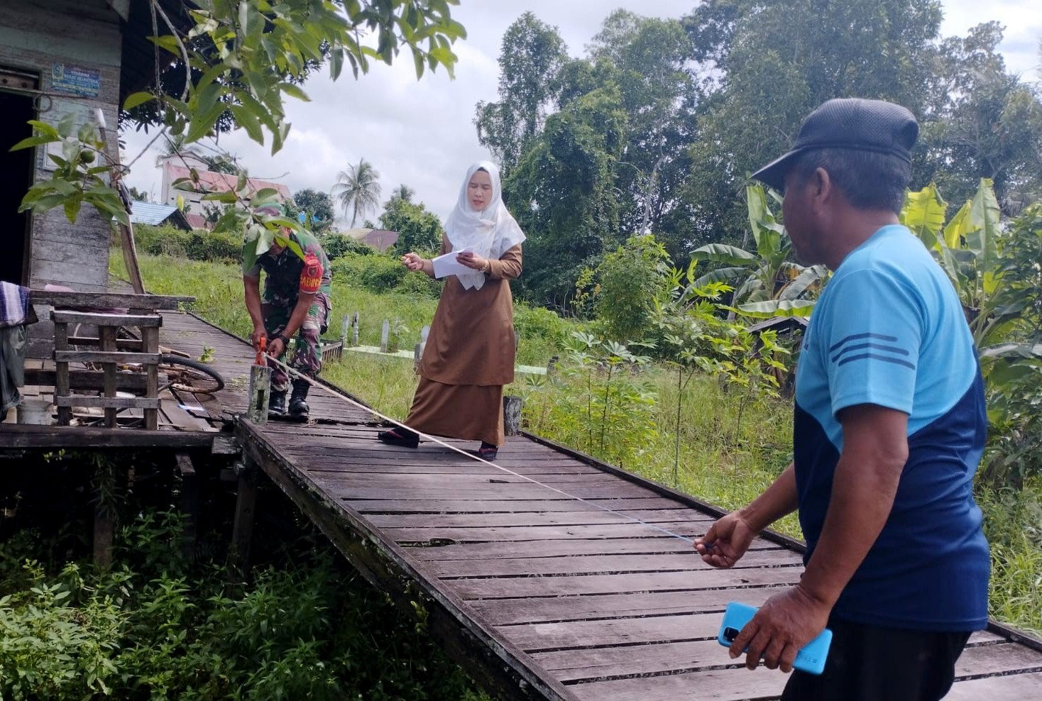 Masyarakat dan Babinsa Bersinergi dalam Mengatasi Permasalahan Titian Jalan yang Rusak