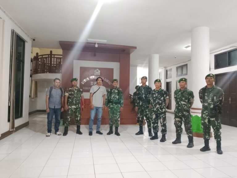 Patroli Malam: Kompi Senapan A Yonif 116/Garda Samudra Jalin Komunikasi dengan Masyarakat