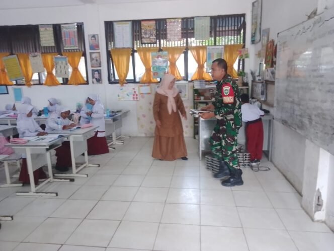 
					Babinsa Koramil 07 Johan pahlawan terus pantau pendistribusian makan bergizi gratis kepada siswa siswi SDN 04 Meulaboh