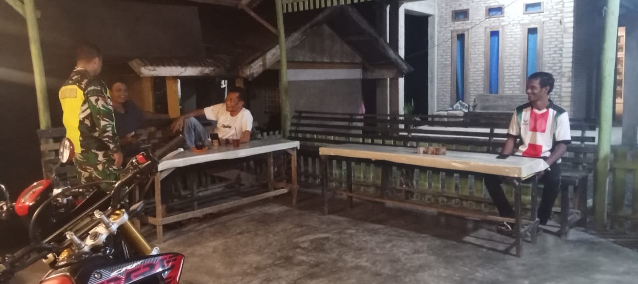 Patroli Siskamling: Babinsa dan LLAJ Berikan Contoh Pola Ronda Malam yang Efektif