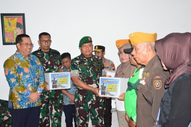 
Sinergi TNI-Rakyat, Korem 083/Baladhika Jaya dan Kodim 0820/Probolinggo Gelar Baksos Kesehatan di Probolinggo