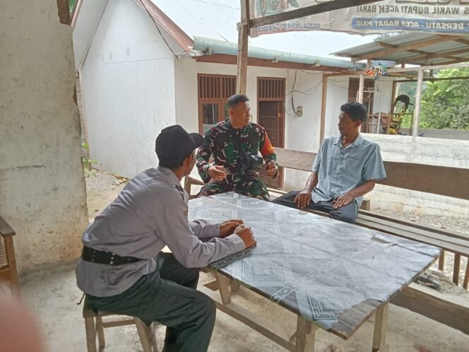 
					Babinsa Koramil 02/Woyla,Melaksanakan Komunikasi Sosial (komsos) dengan Linmas di Desa Binaan