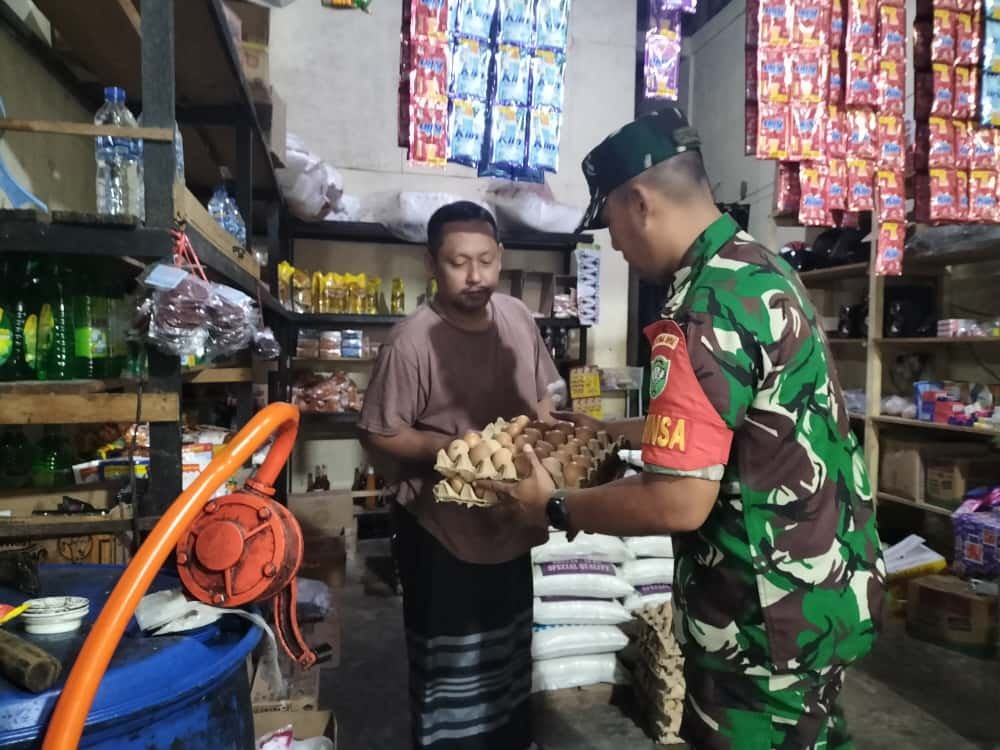 Babinsa Panga Pantau Harga Kebutuhan Pokok di Pasar, Pastikan Stabilitas Pasokan Sembako