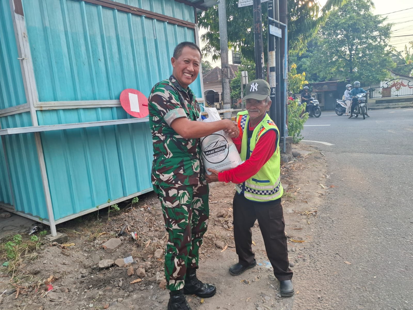 Korem 081/DSJ Berbagi dengan Masyarakat dalam Rangka HUT ke-80 TNI