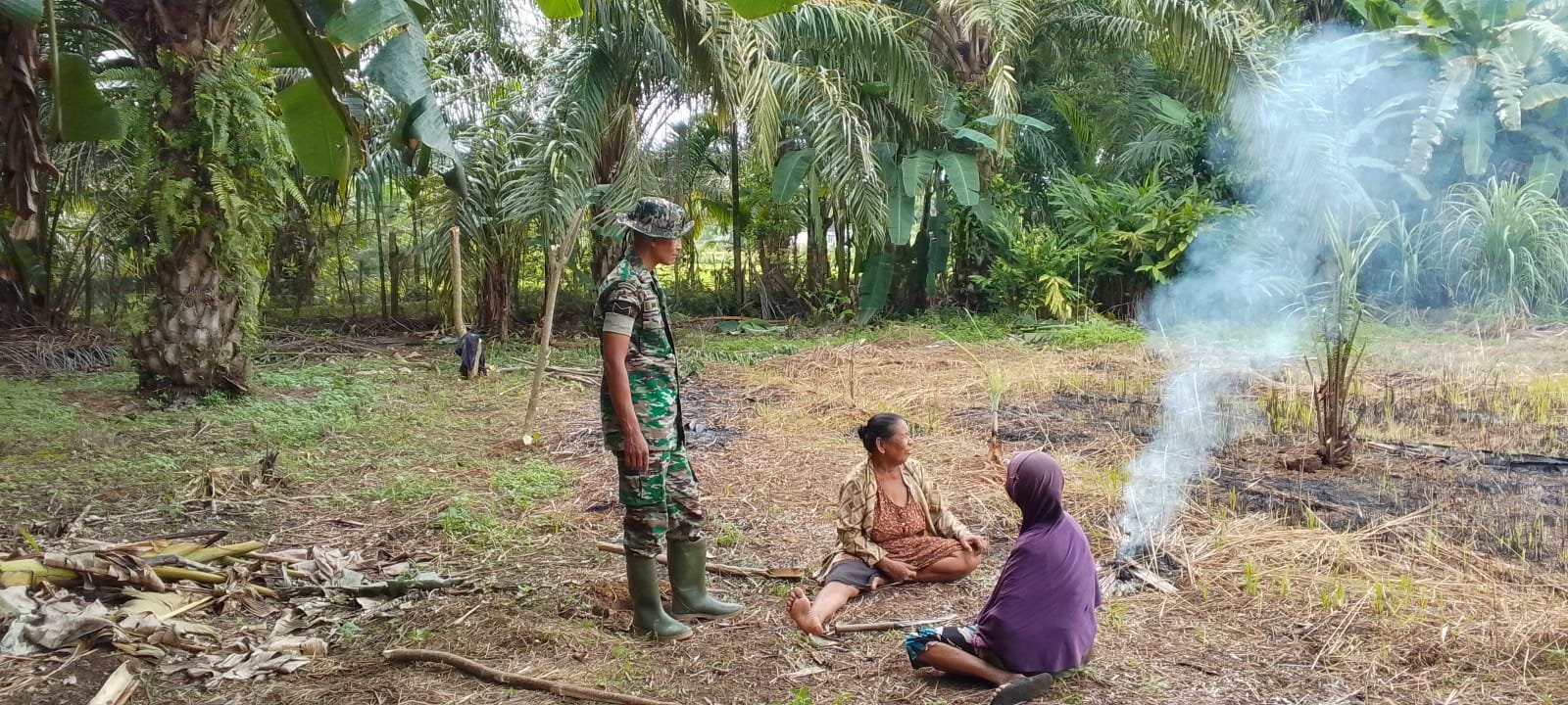 Babinsa Koramil 02/Woyla, Laksanakan Sosialisasi Cegah Karhutla Himbau Warga yang Sedang Aktifitas di Kebun