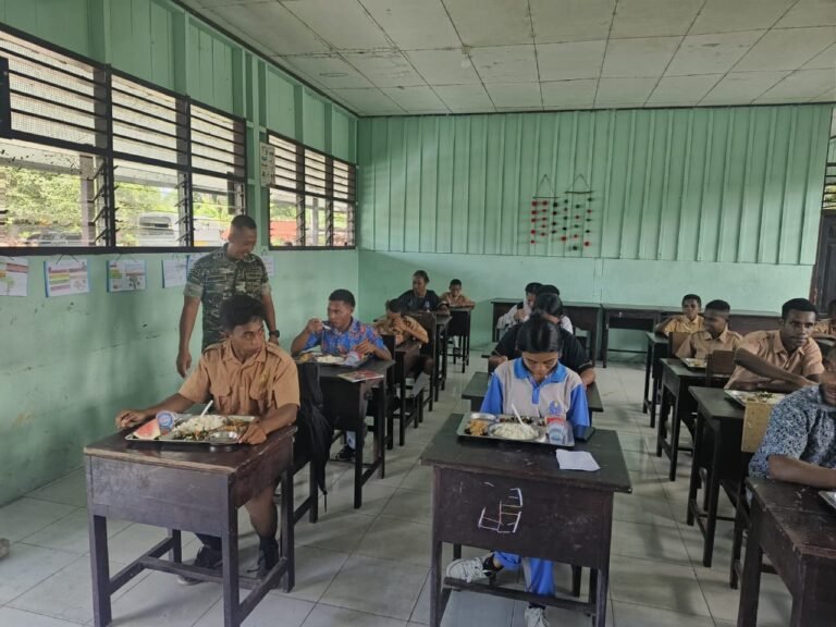 Kolaborasi TNI dan Pemerintah dalam Meningkatkan Gizi Anak-Anak Sekolah di Kabupaten Manokwari Selatan