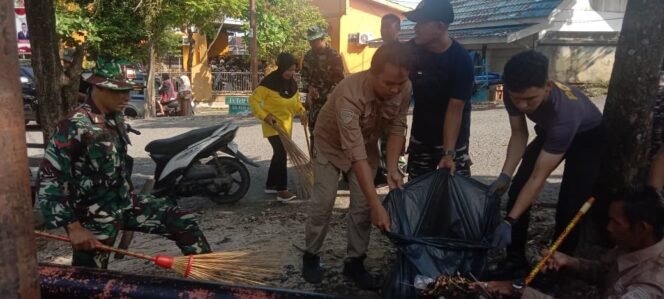 
					Kodim 1004/Kotabaru dan Masyarakat Bersinergi dalam Karya Bakti Pembersihan Pasar