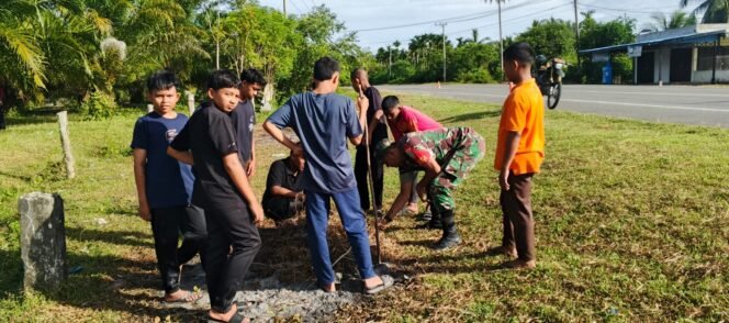 
Sinergi TNI dan Santri: Babinsa Setia Bakti Ajak Santri Ar-Risalah Bersihkan Lingkungan