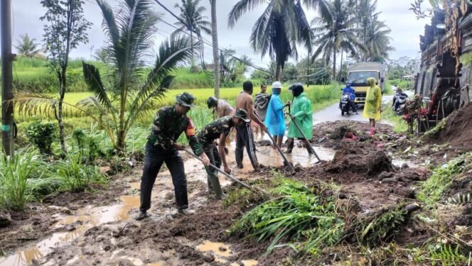 
					Babinsa Desa Bunutin Bersama Warga Evakuasi Material Longsor, Jalan Desa Kembali Bisa Dilalui