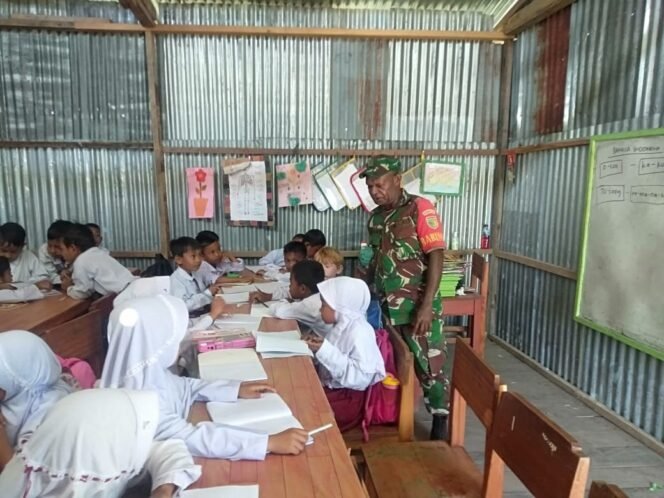 
Tanamkan Jiwa Nasionalisme, Babinsa Moanemani Berikan Materi Wawasan Kebangsaan kepada Siswa-Siswi