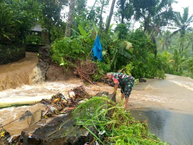 
					Aksi Cepat Babinsa Koramil 1626-02/Susut Tangani Dampak Bencana Alam Akibat Hujan Deras