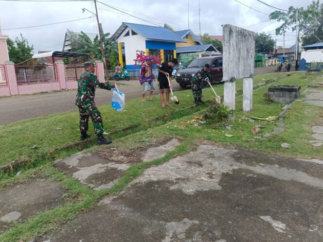 
					Bersama Warga, Babinsa Koramil 1420-02/Tellu Limpoe Ciptakan Lingkungan Bersih di Arateng