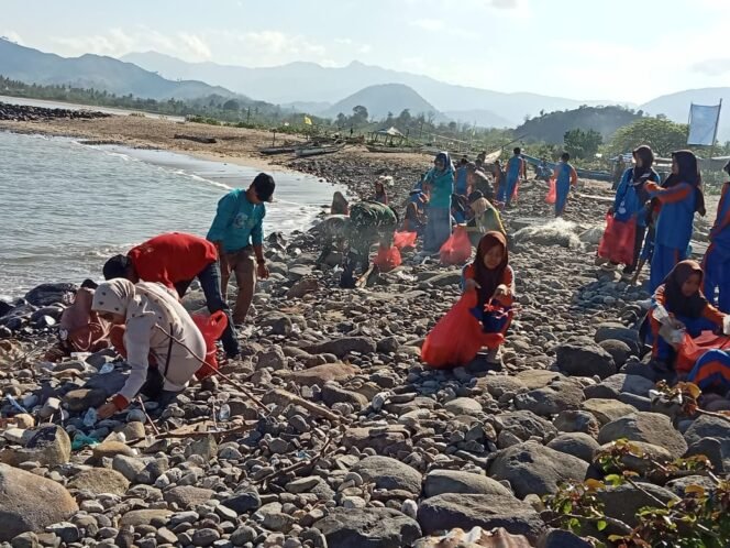 
					Karya Bakti TNI Bersama Warga Hu’u, Bersihkan Pantai Jala