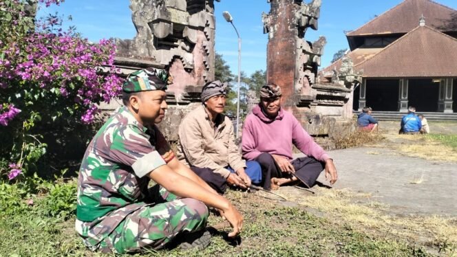 
					Sinergi Babinsa Sukawana dan Warga Jaga Kebersihan Pura Puncak Penulisan Lewat Gotong Royong