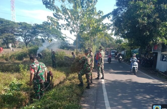 
					Koramil 1426-07/Pattallassang, Bersama Warga Kerja Bakti Bersihkan Pinggir Jalan Dan Selokan