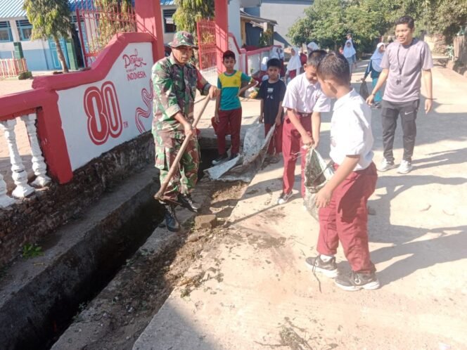 
					Manunggal TNI-RAKYAT, Koramil 1426-01/Polut Kerja Bakti Pembersihan Saluran Air