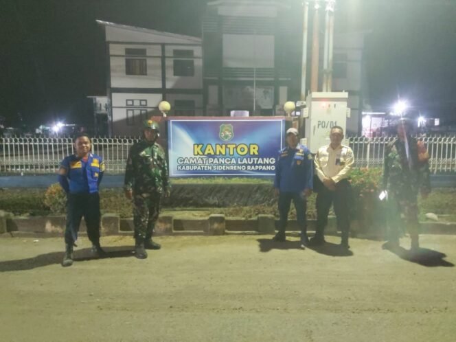 
					Tingkatkan Keamanan Malam Hari, Anggota Koramil 01/Panca Lautang Gelar Patroli Bersama Komponen Pendukung di Sidrap