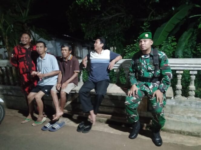 
					Penguatan Binter, Koramil 12/Tulis Kembali Gelar Patroli Siskamling di Desa Kedungsegog