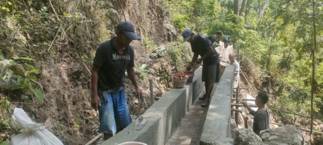 
					TNI Kodim 1612/Manggarai Fokus Selesaikan Pengacian Saluran Irigasi di Desa Riung