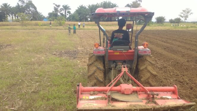 
					Hadir di Tengah Masyarakat, Kodim 0428/Mukomuko Hadiri Penyaluran Pembagian BLT di Desa Bumi Mekar Mulya MukoMuko