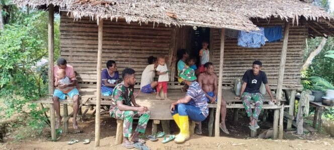 
					Komsos Hangat Personel Tmmd Kodim 1711/Bvd Eratkan Silaturahmi Dengan Warga Waropko