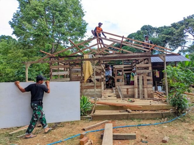 
					Satgas TMMD ke-126 Kodim 1013/Mtw dan Warga Jamut Gotong Royong Wujudkan Hunian Layak