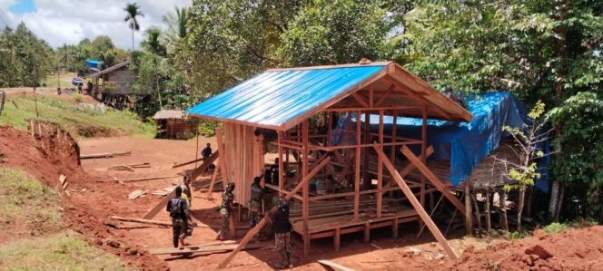 
					Sinergi Satgas TMMD 126 dan Warga Kebut Pemasangan Dinding RTLH di Kampung Waropko